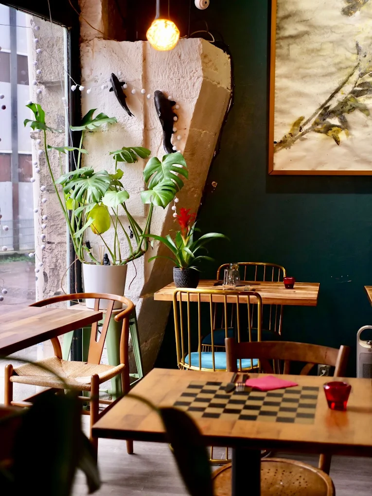 Intérieur chaleureux du restaurant